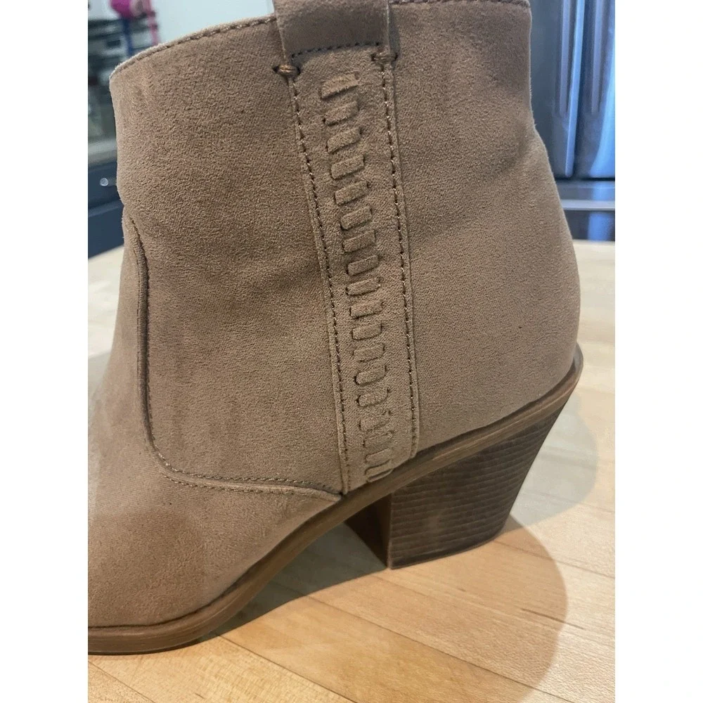 Jessica Cline Baylee Beige Tan Faux Suede Ankle Boots Booties Women's Size 8M